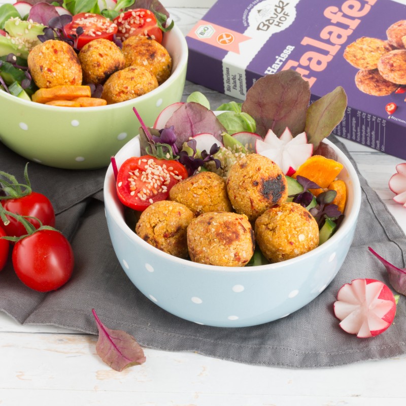 Bunte Veggie-Falafelbowl