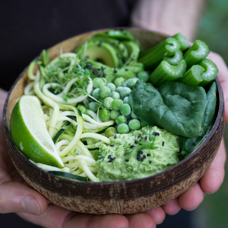 Grüne Bowl mit Erbsen-Hummus