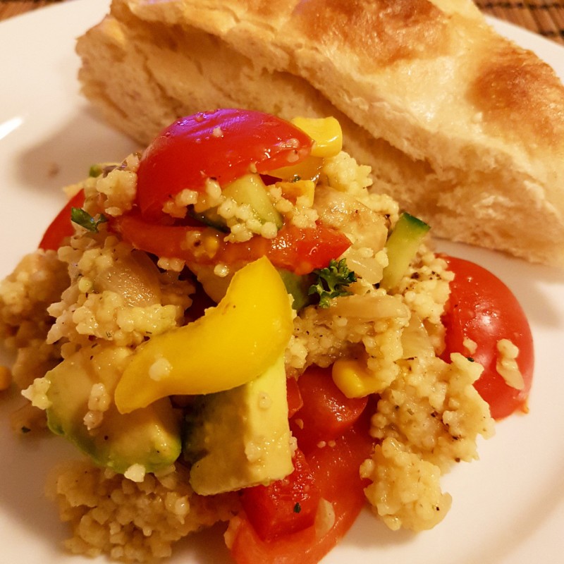 Hirse-Salat mit Fladenbrot