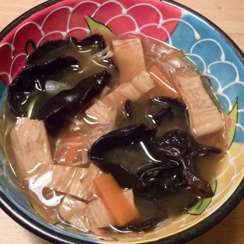 Suppe mit Tofu Skin und Pilzen