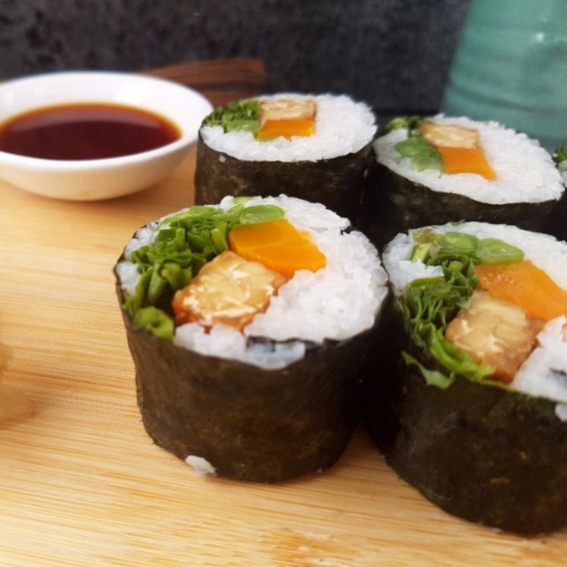 Sushi mit Tempeh und Rucola