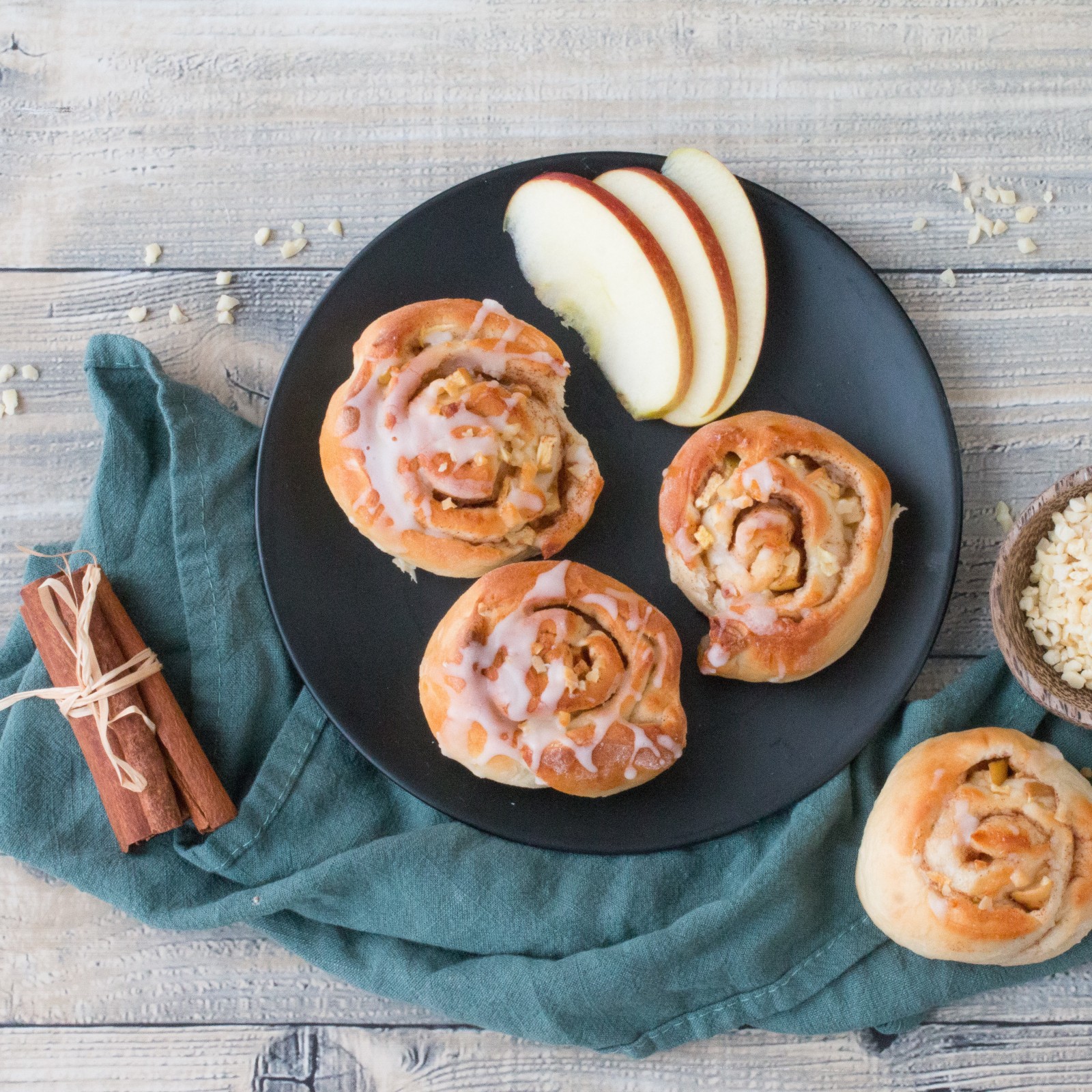 Apfel-Zimt-Schnecken mit Mandeln – Vegane Rezepte auf 100Affen.de