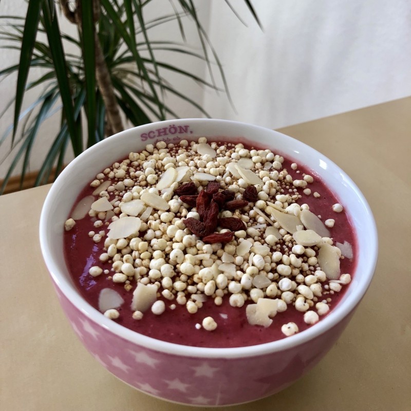 Gesunde Smoothie Bowl mit Beeren