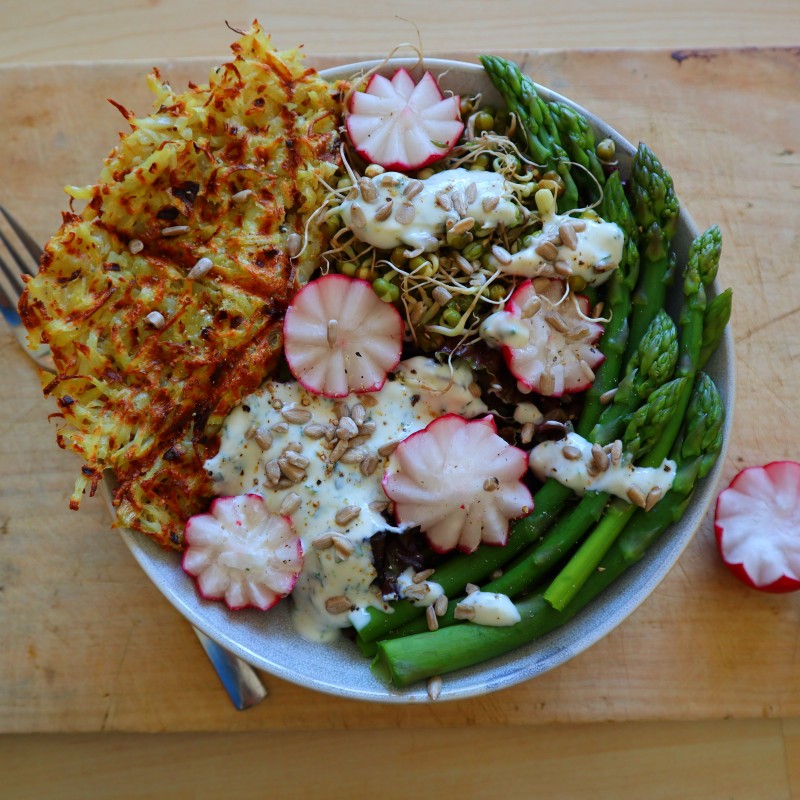 Frühlingsbowl mit Kartoffelwaffel