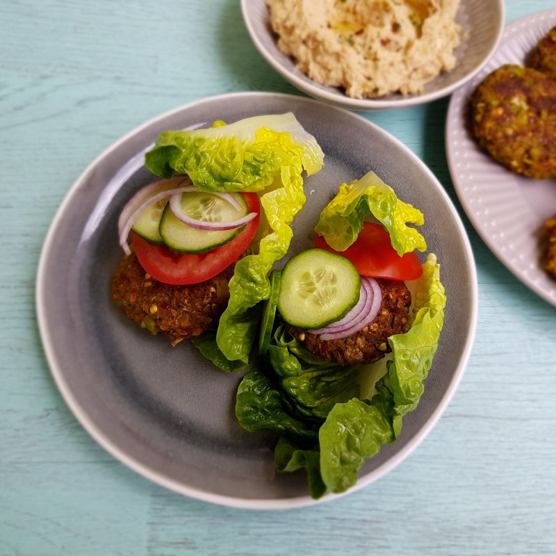 Salat-Burger mit Hummus