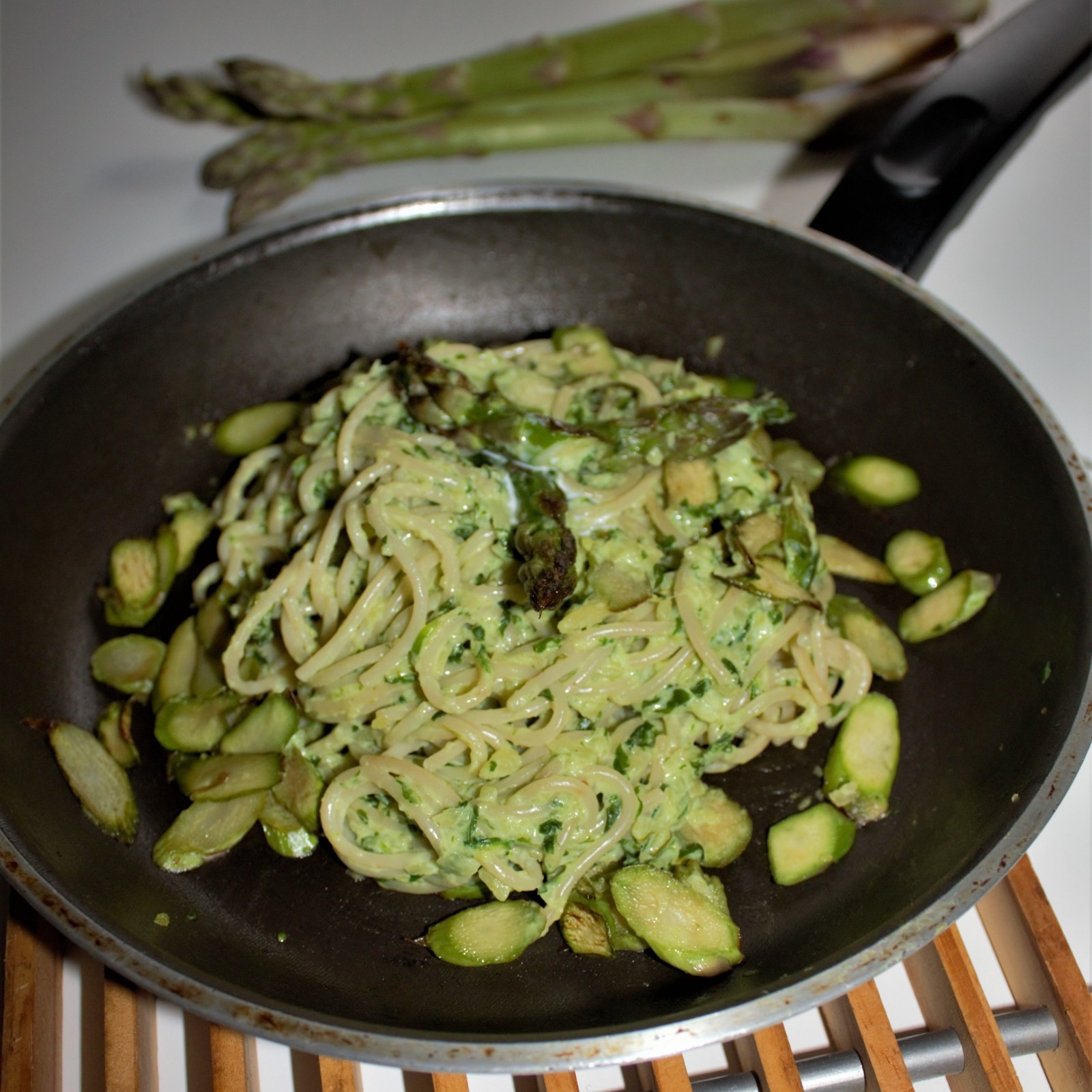 Spargel-Bärlauch-Nudeln – Vegane Rezepte auf 100Affen.de