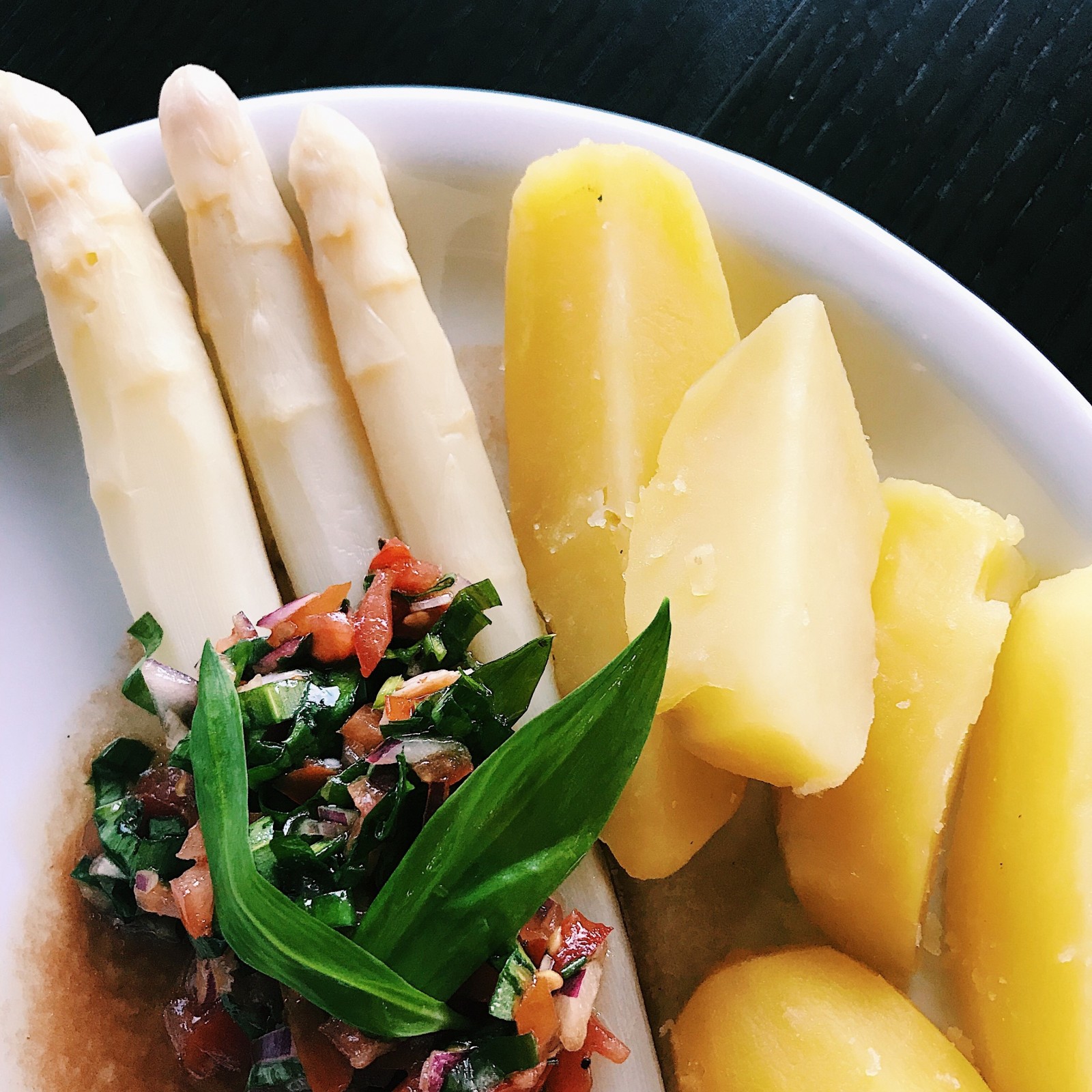 Spargel mit Tomatenvinaigrette – Vegane Rezepte auf 100Affen.de