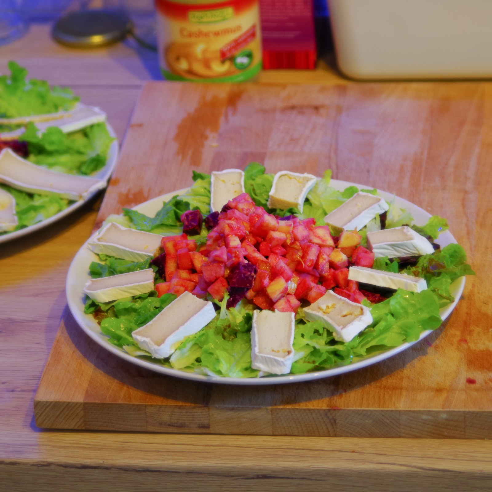 Nussiger Salat mit Camembert – Vegane Rezepte auf 100Affen.de