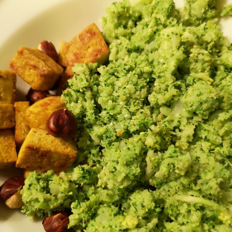 Broccoli mit Tofu und Haselnuss