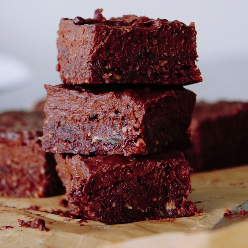 ROHE BROWNIES MIT AVOCADO CREME