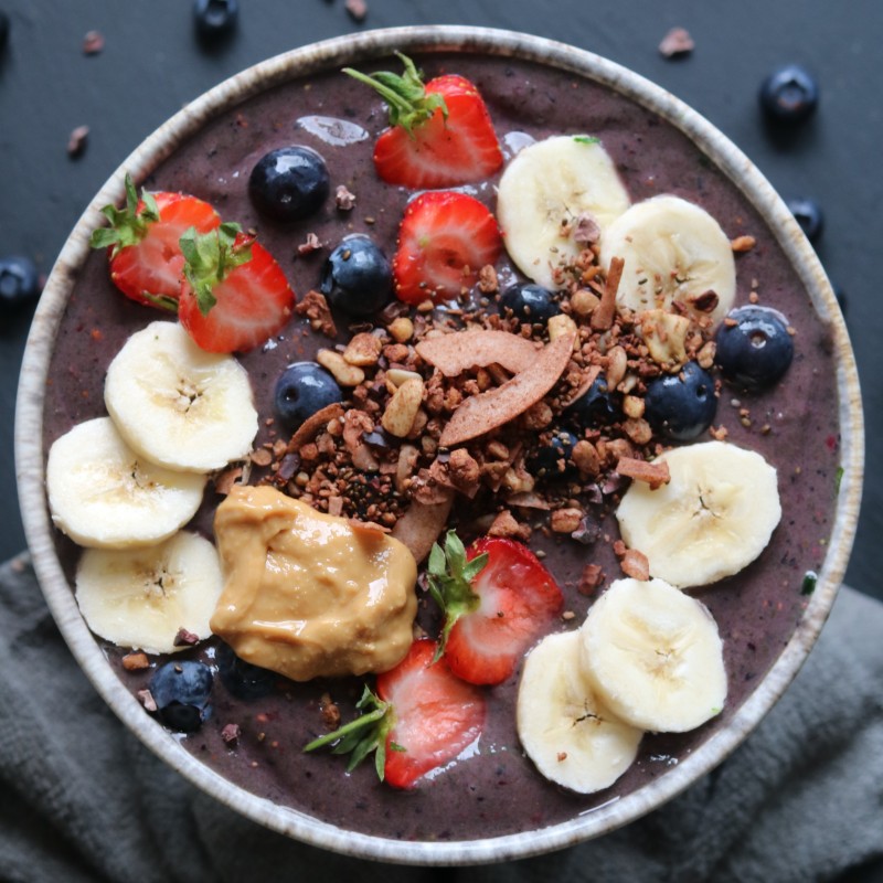 Cremige Acai Bowl