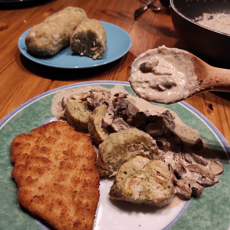 Semmelknödel mit Pilzsauce