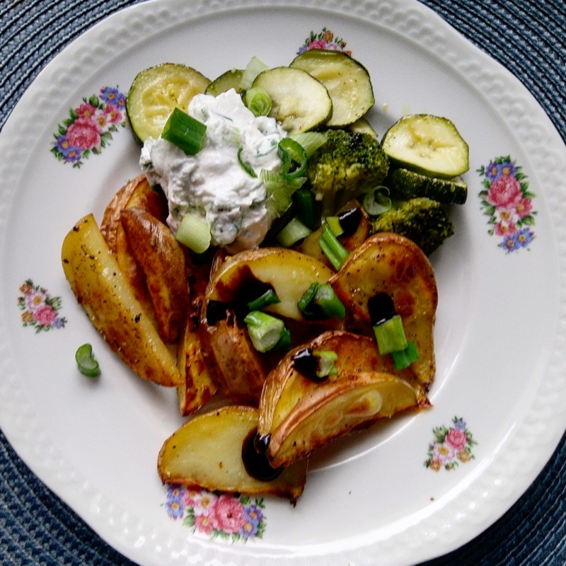 Ofenkartoffeln mit Gemüse und Frühlingsquark