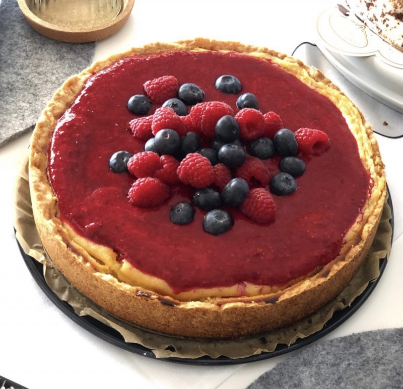 VEGAN CHEESECAKE WITH RASPBERRY SAUCE AND FRESH BERRIES