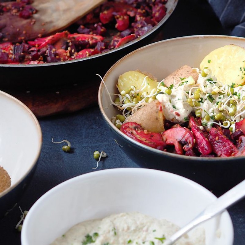 Rote-Beete-Bowl mit zitroniger Gartenkräuter-Creme