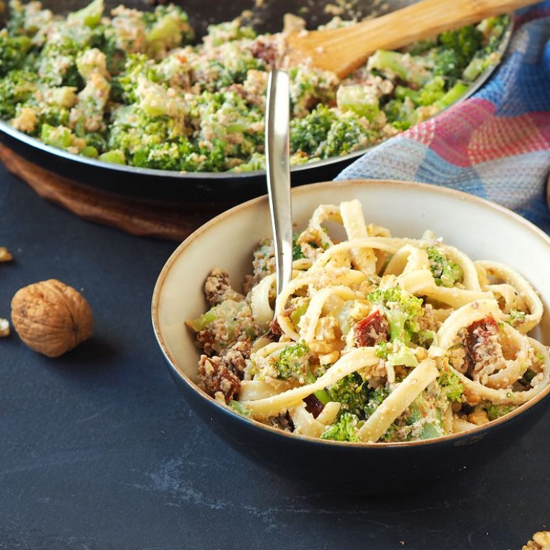 Pasta mit körniger Walnuss-Sauce, Brokkoli und getrockneten Tomaten