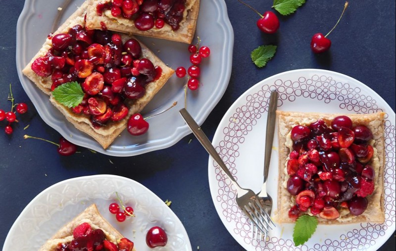 Kirsch-Beeren-Mischung mit Nusscreme auf Blätterteig