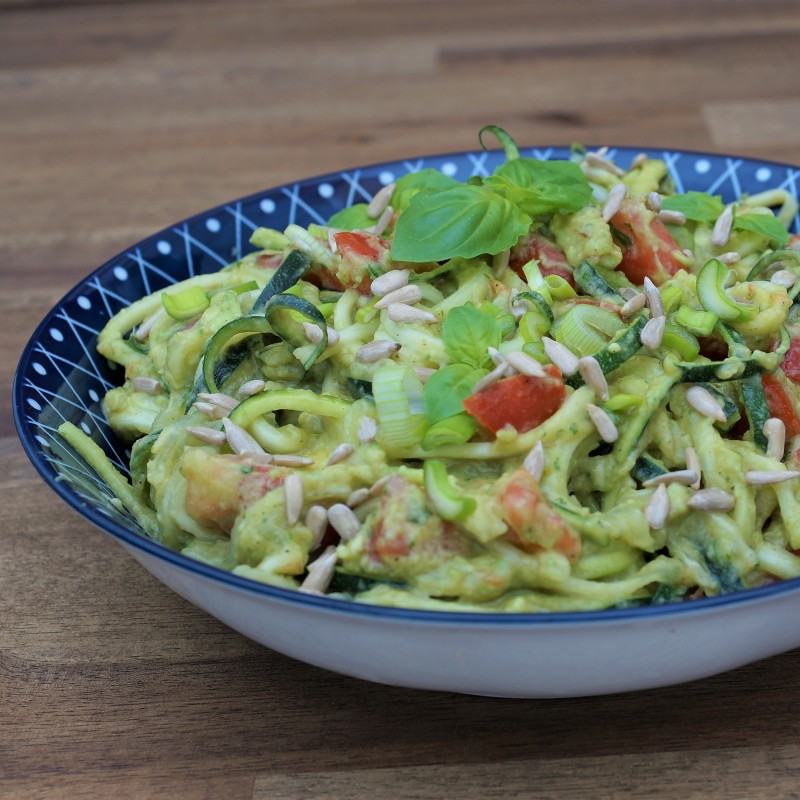 Zoodles mit Avocado-Basilikum Creme