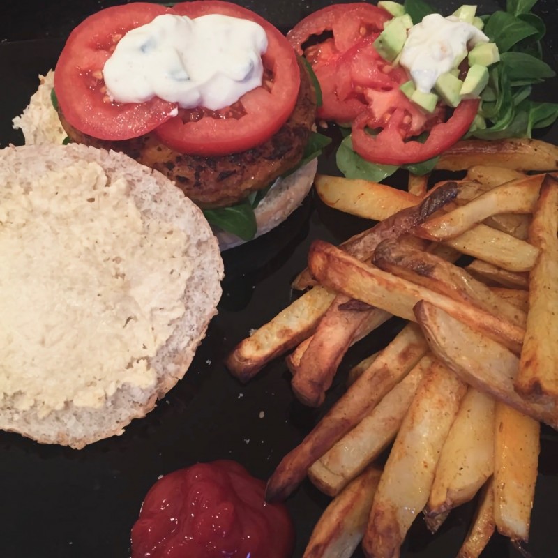 Sommerlicher Burger mit Ofenpommes