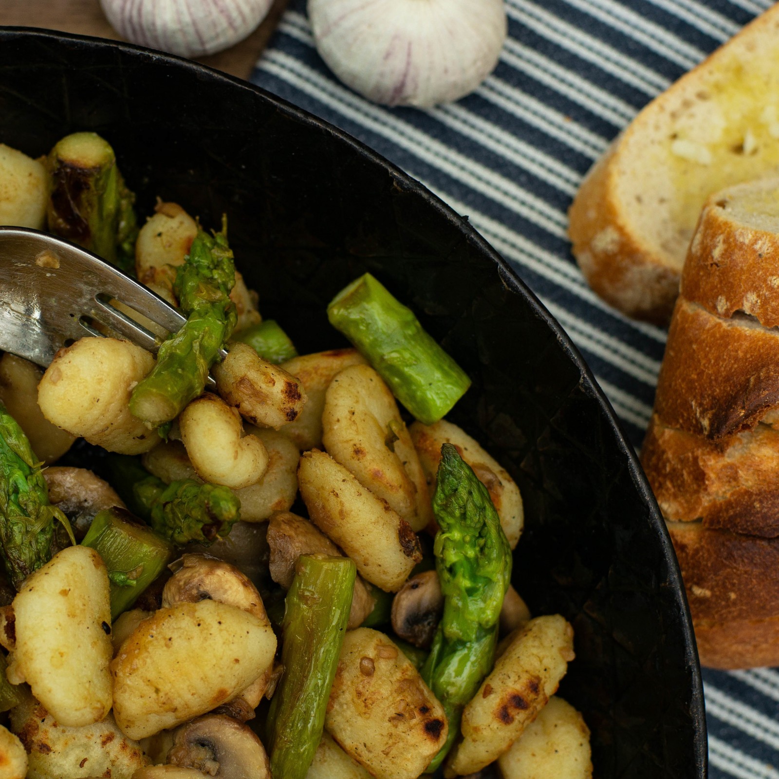 Gnocci Champignon Spargel Pfanne – Vegane Rezepte auf 100Affen.de