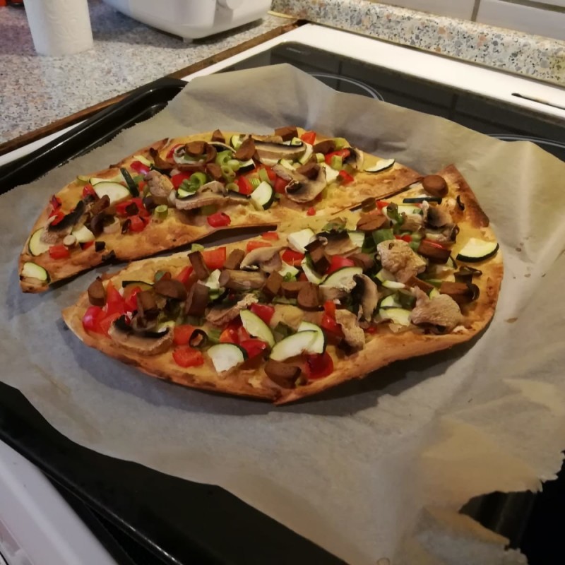 Flammkuchen mit buntem Gemüse