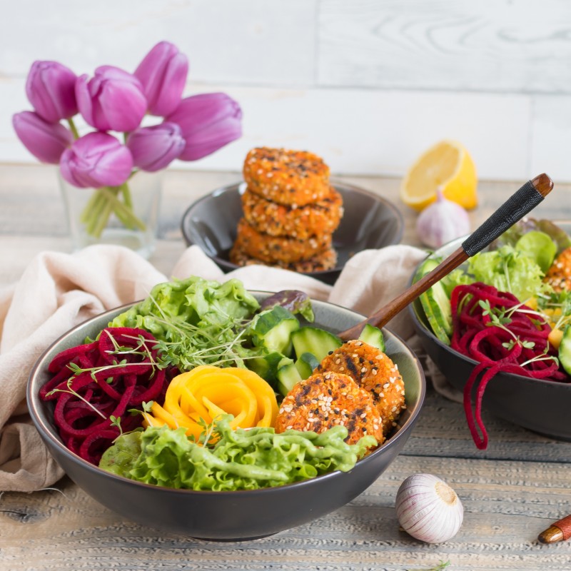 Salatbowl mit Möhren-Haferplätzchen