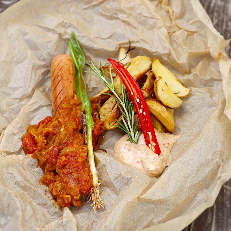 Wurst mit Curry Sauce und Wedges