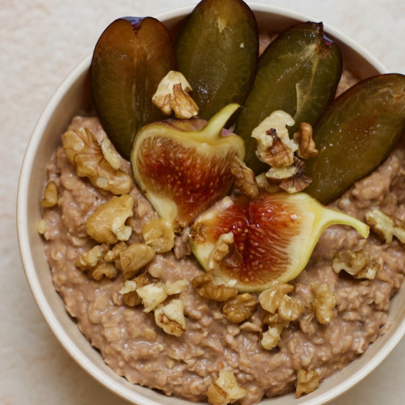 Schoko Porridge mit Zwetschgen