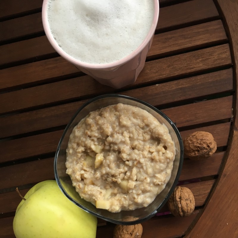 Zimtporridge mit Chai-Latte