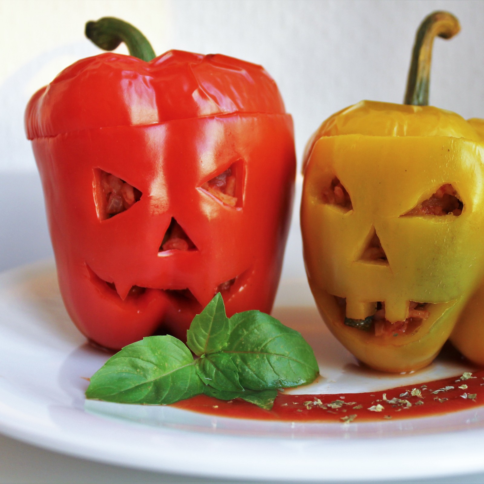 Gefüllte Paprika für Halloween – Vegane Rezepte auf 100Affen.de