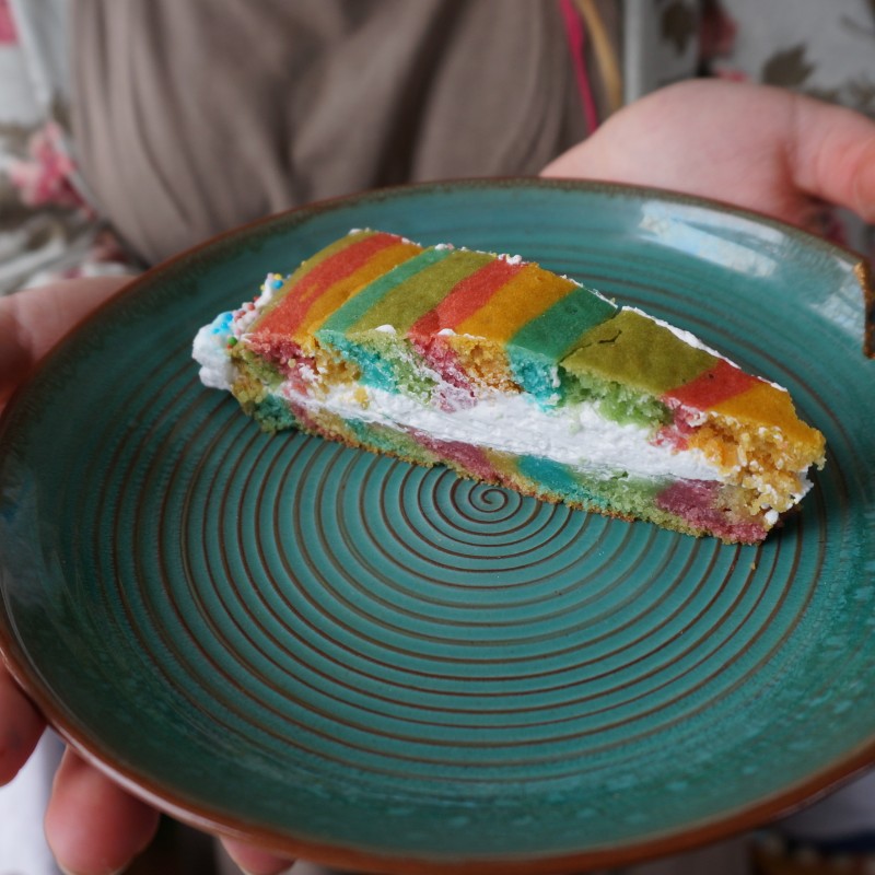 Regenbogen-Sahnetorte