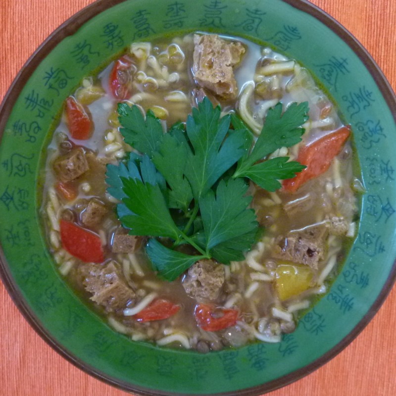 Schnelle Yum Yum Nudel Gemüsesuppe