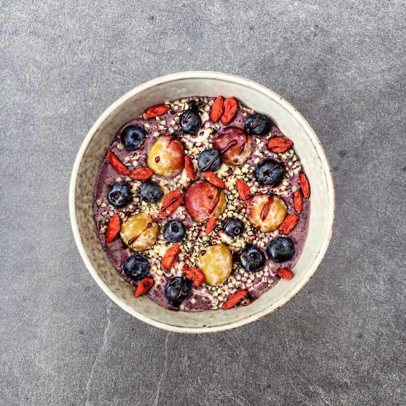 Sommerliche Smoothiebowl mit Beeren